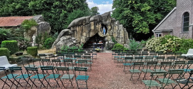  ﻿La grotte de Lourdes à Houppe.